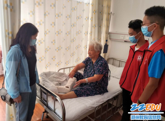 慰问生病住院的李芙蓉老师