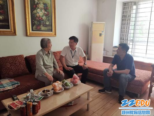 4党总支副书记询问老干部身体情况