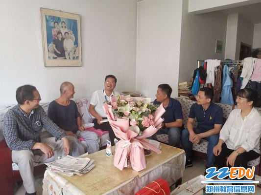 5给老干部们讲述了学校近年来的发展情况