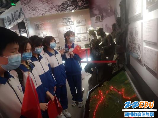 八年级七班入团积极分子们学习战火中的郑州