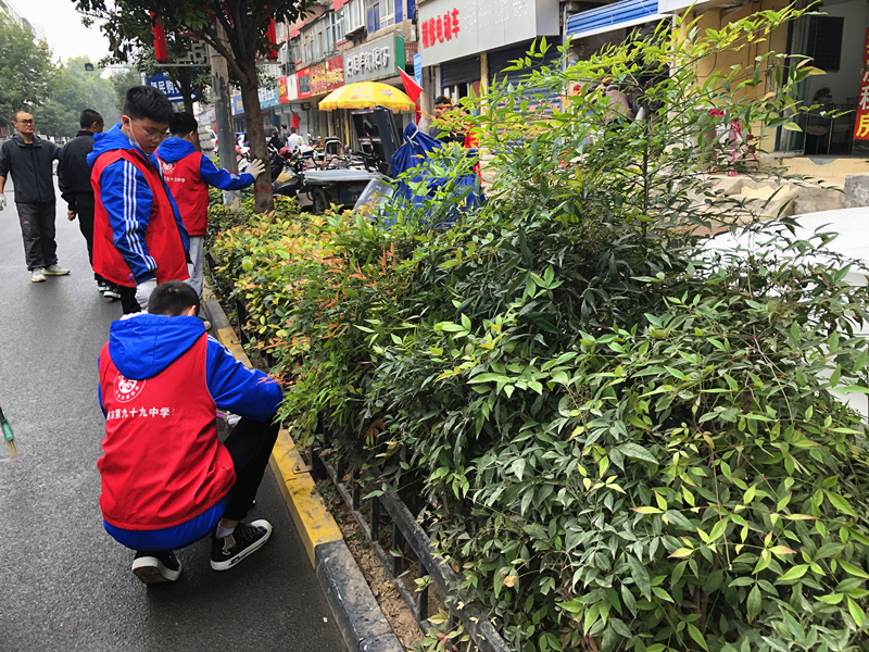 市场南街街道上,清理楼道,打扫卫生死角