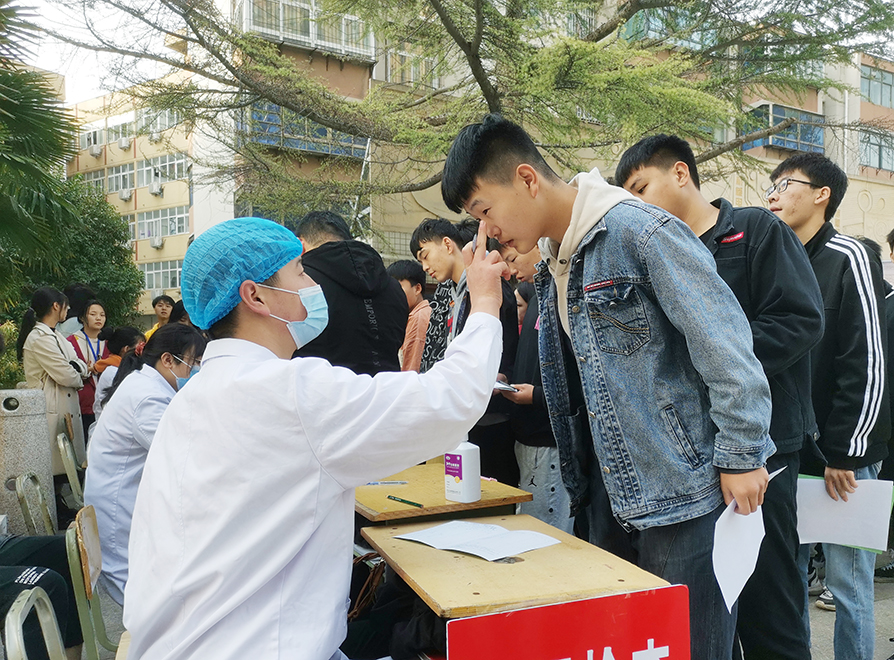 关爱学生健康,科工学校开展学生体检工作