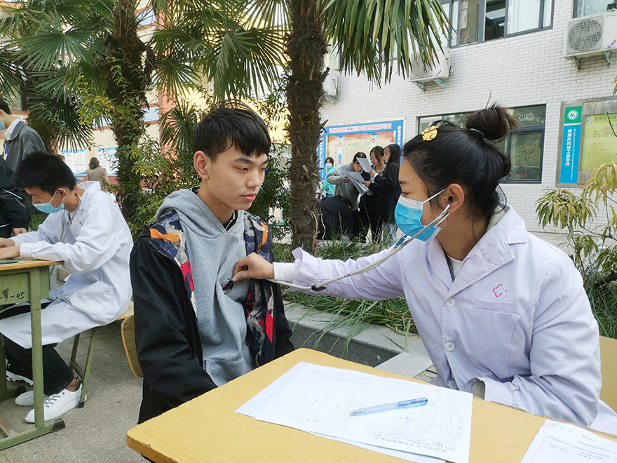 关爱学生健康,科工学校开展学生体检工作