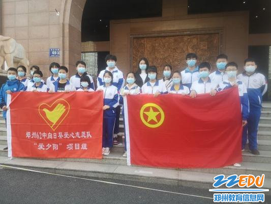 1八年级五、六班走进爱馨养老院