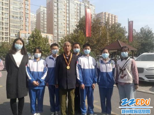 4致敬50年党龄老党员