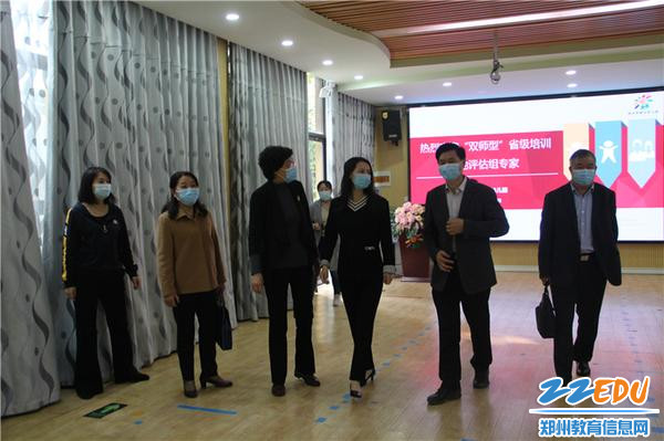 2.郑州市教工幼儿园副园长巴丽坤对评估组专家来我园检查指导工作表示欢迎