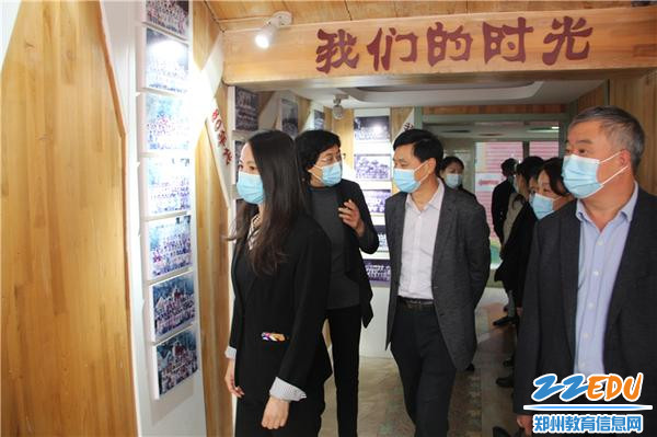 3.专家组一行参观园所环境