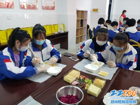 3自主设计 劳动参与  把爱融化进去