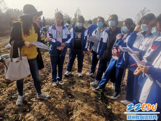 2天地之理社团孙改玲老师进行中牟沙土地质知识讲解