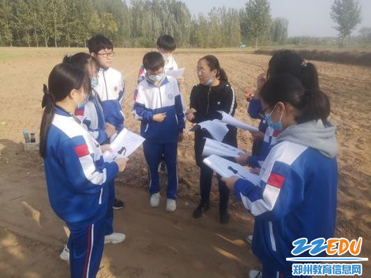 4DIY手工社团刘敏老师进行“寻找秋天”手工制作活动布置