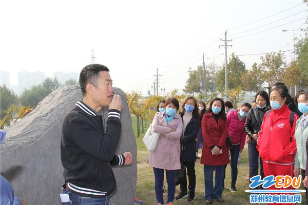 2.讲解员向党员们讲解中国大运河通济渠的历史