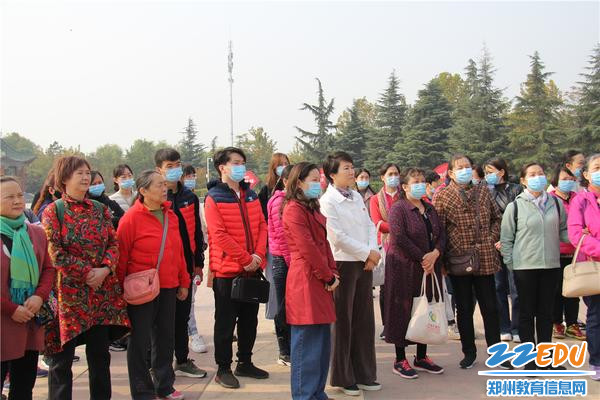 4.党员们参观花园口事件记事广场，重温历史