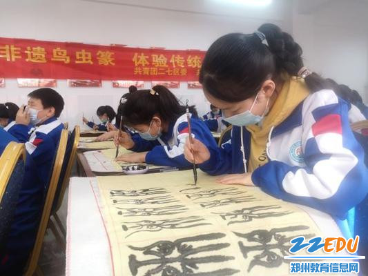 5猜字游戏结束 ，学生开始临摹