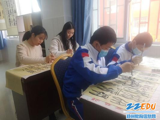 6青年教师李琳琳  周丽娟参加书写