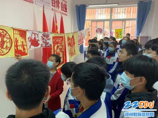 民间剪纸非遗传人马新华老师给学生讲解剪纸作品