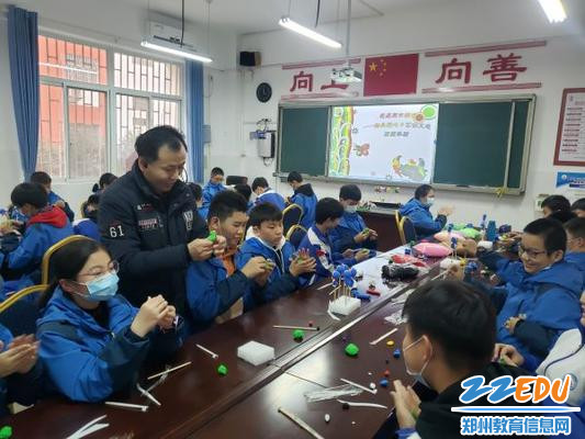 3民间艺人 刘山亮老师指导学生制作“豌豆射手”