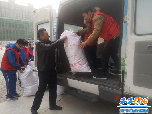 4教学副校长司朝华协助把捐赠物品转交郑州市慈善总会