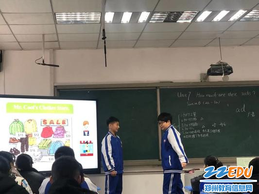 学生们在台上模拟对话内容
