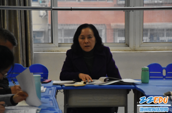 校党总支书记、校长于红莲对两位青年教师的课堂做出点评