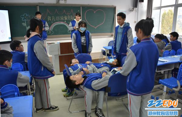 八五班同学通过游戏体会团结的重要性