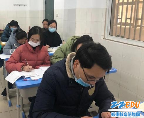 在场的老师们认真聆听并做笔记