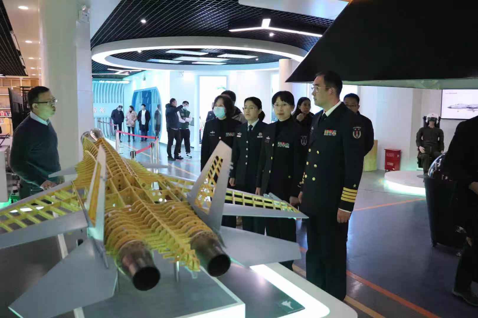 海军特色医学中心领导调研指导郑州九中海航班建设