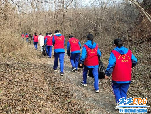 2走在樱桃沟山间林道捡拾白色垃圾