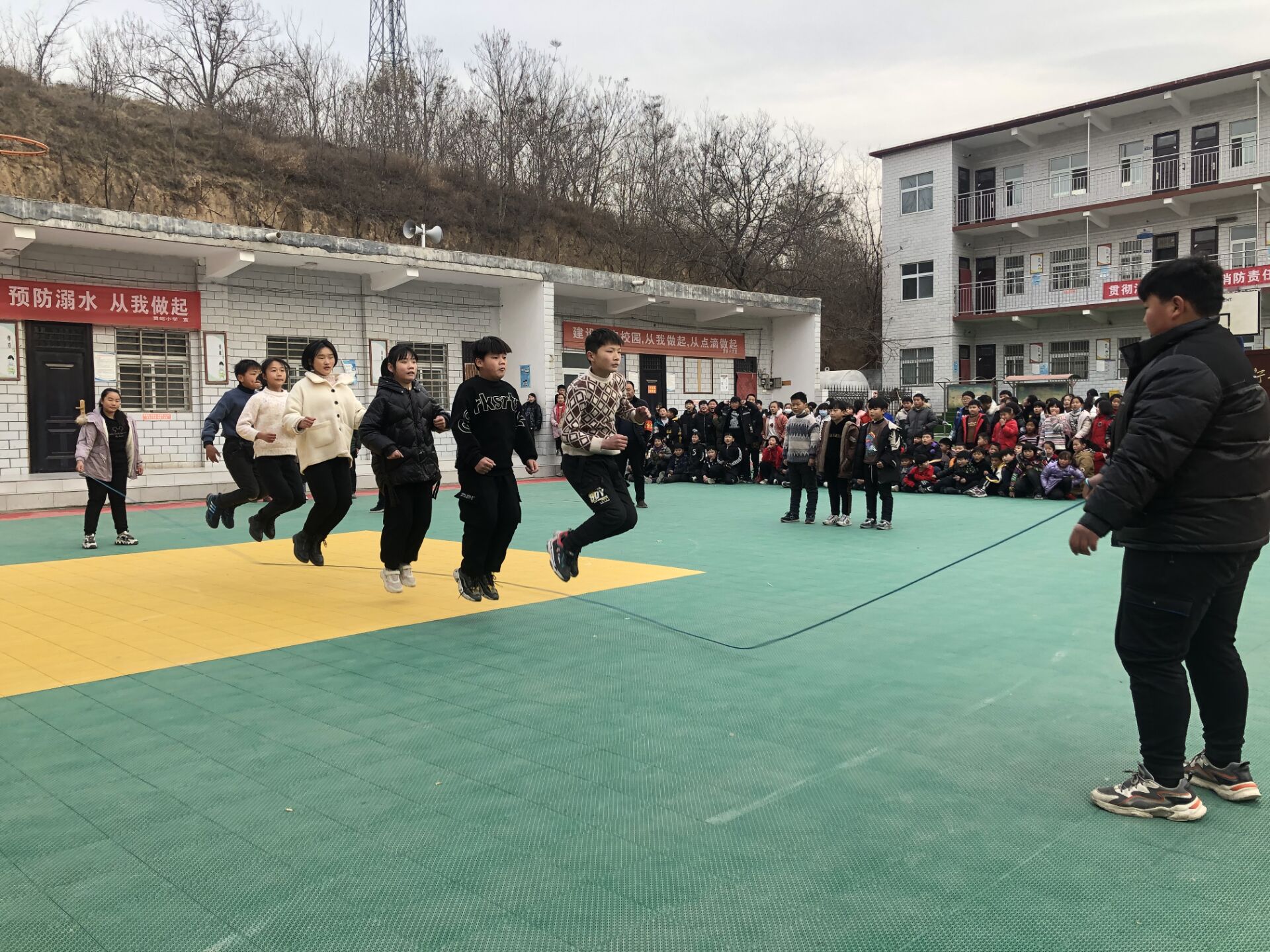 贾峪小学开展师生体育比赛