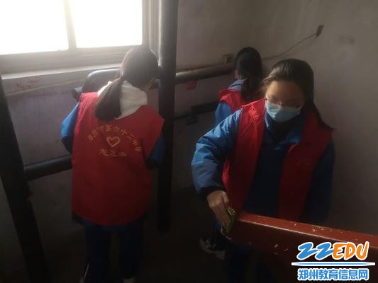 5在楼栋内进行卫生大清扫