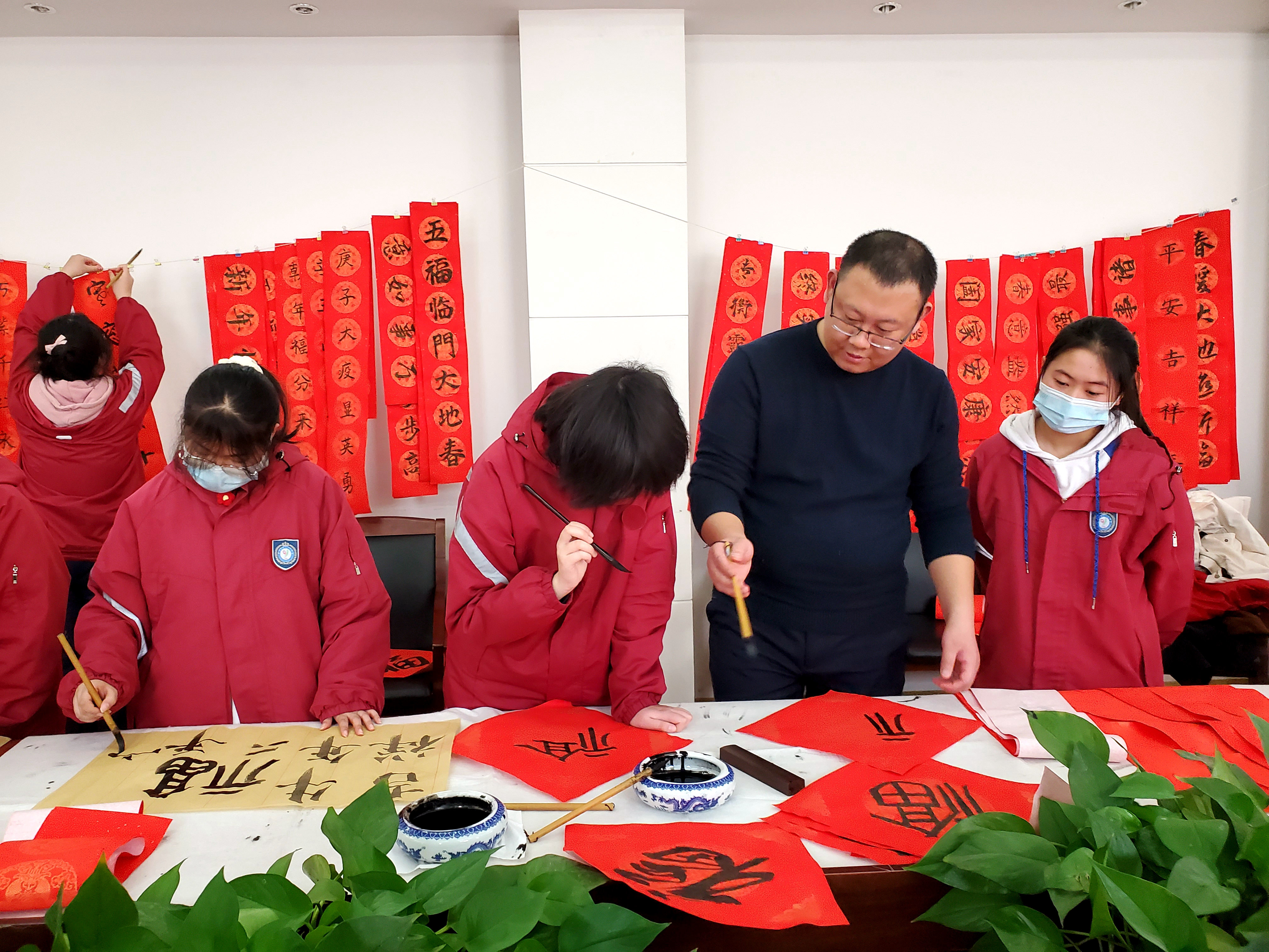 郑州市第二十九中学开展新年书写春联活动