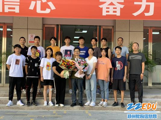 2020届部分队员回母校献花与丁红书记，刘长庚副校长及教练合影