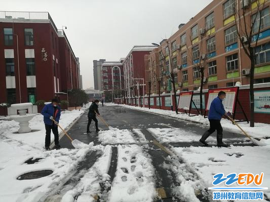 后勤人员校园除雪1