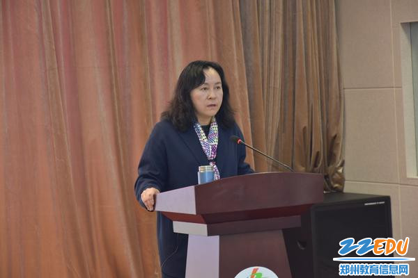 2 郑州42中党总支书记、校长于红莲向全体教师传达《中原区2021年教育工作会议》精神