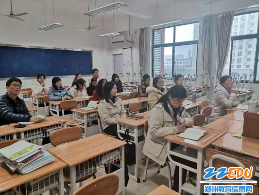 校长段亚萍认真记录英语学科老师们的汇报