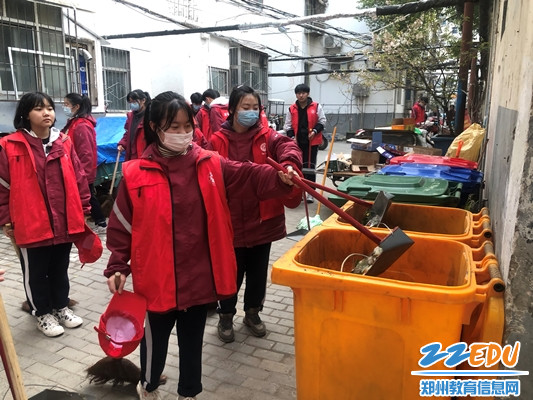 郑州市第二十四中学开展"万名团员进社区"学习雷锋纪念日志愿服务活动