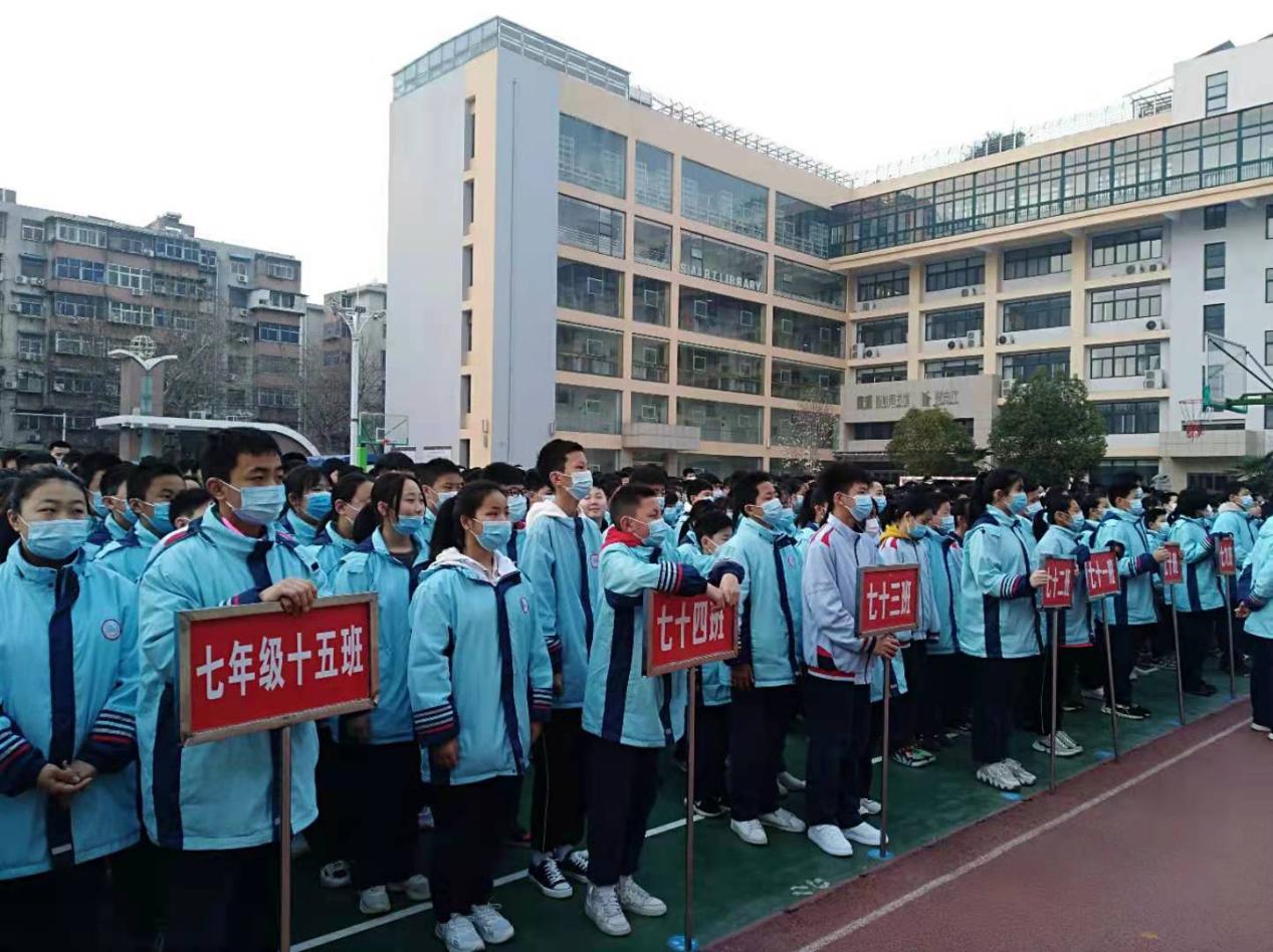 郑州群英中学举行传承雷锋精神争做文明有礼中学生主题升旗仪式