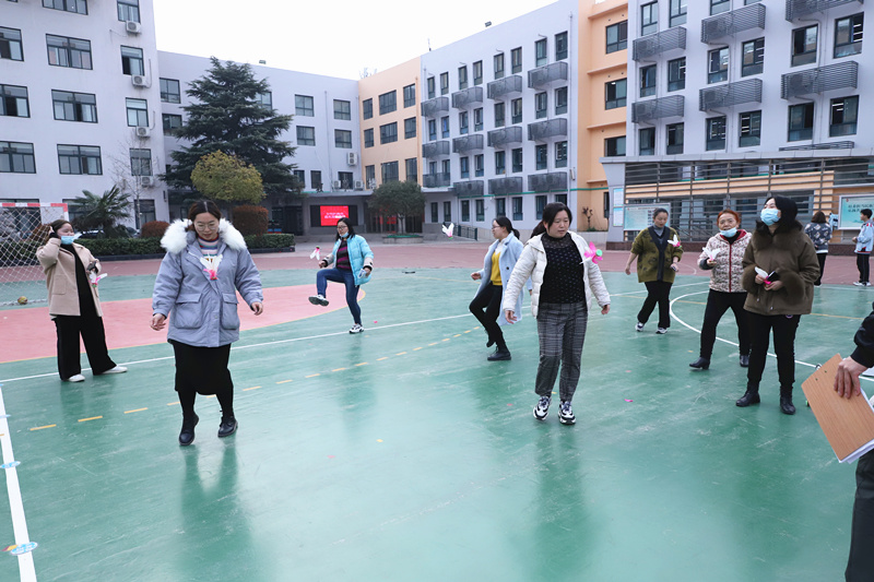 郑州群英中学举行"巾帼女神,别样风采"三八妇女节踢毽子比赛