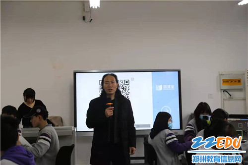 学校美术教研组组长孟建军讲话