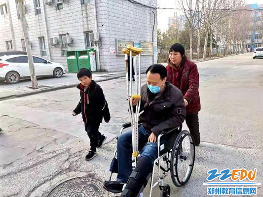 母亲和儿子送他去上班