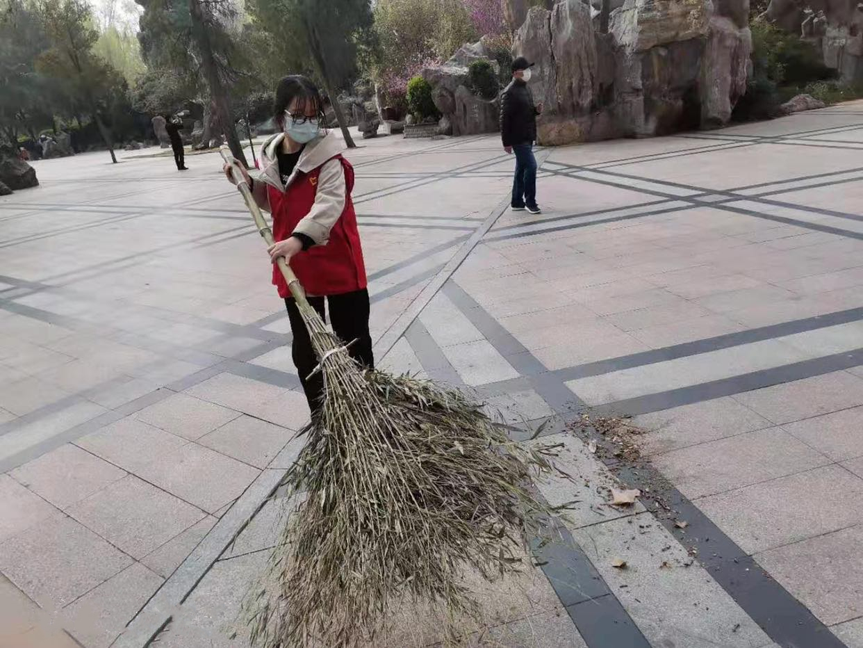 志愿者清扫公园