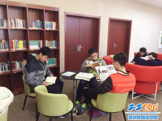 学生在图书馆阅读、浏览_副本