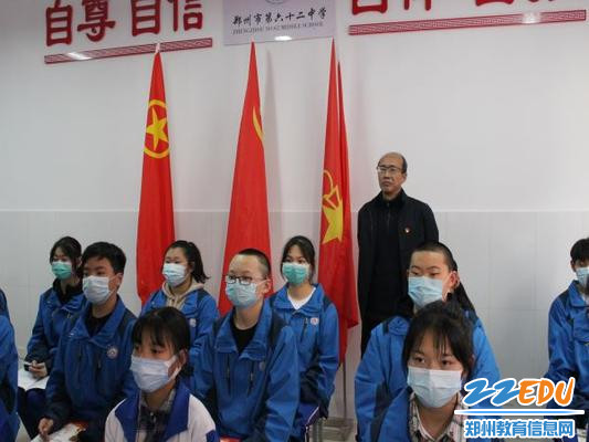 学校党总支李朝书记和入团积极分子一起听课