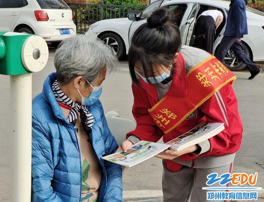 4志愿者向居民宣传垃圾分类知识_副本