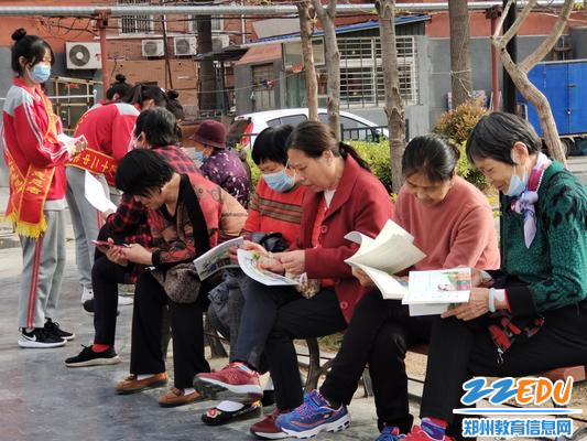 6居民浏览垃圾分类知识读本_副本
