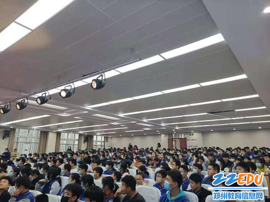 学生们在认真聆听