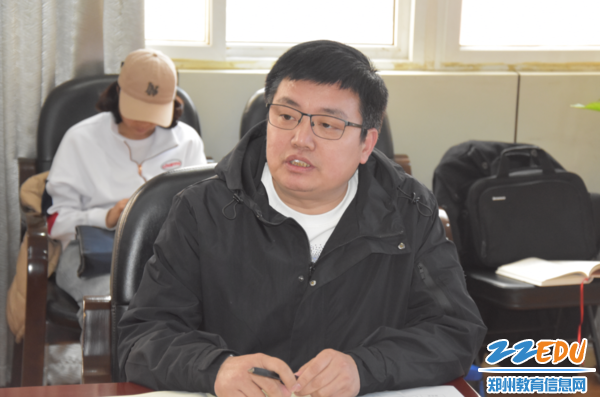 教务处主任柳洪舰主持会议