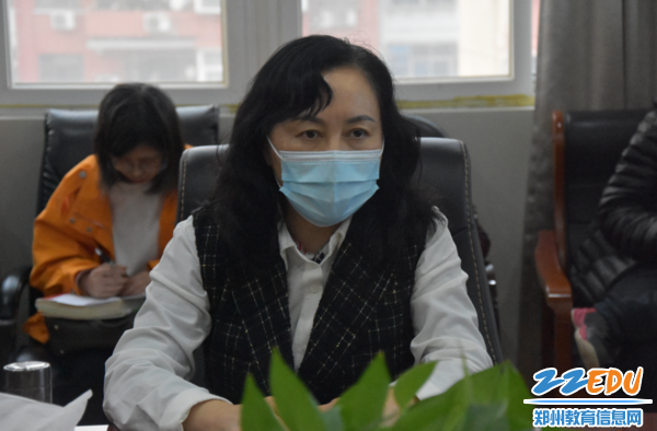 党总支书记、校长于红莲给各位老师进行教学指导