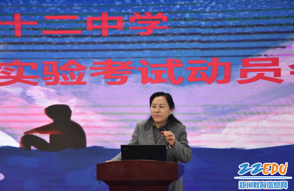 42中校党总支书记、校长于红莲向同学们送上最真挚的祝福