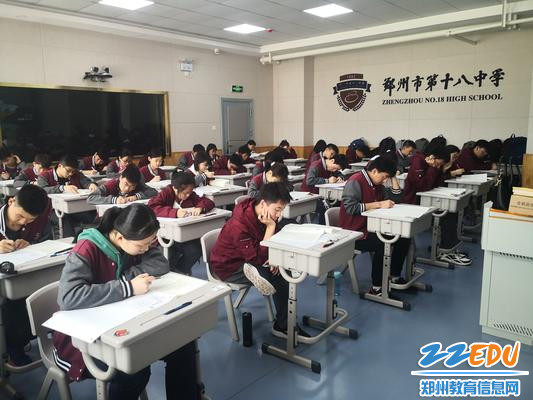 考试中的18学子认真答题