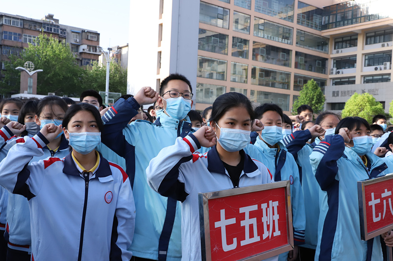 郑州群英中学举行"重温红色故事,传承红色精神"主题升旗仪式